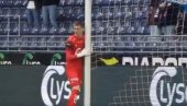 NEVEROVATNA SCENA U NORVEŠKOJ: Golman Vikinga smanjivao gol pre svakog meča NEVEROVATNA SCENA U NORVEŠKOJ: Golman Vikinga smanjivao gol pre svakog meča