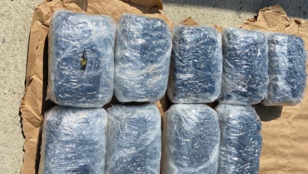 ЗАПЛЕЊЕНО 50 КИЛОГРАМА МАРИХУАНЕ У МЛАДЕНОВЦУ: Полиција ухапсила две особе приликом примопредаје дроге ЗАПЛЕЊЕНО 50 КИЛОГРАМА МАРИХУАНЕ У МЛАДЕНОВЦУ: Полиција ухапсила две особе приликом примопредаје дроге