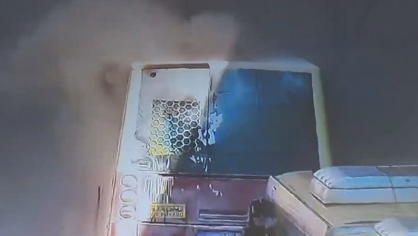 ЗАПАЛИО СЕ АУТОБУС У БРАНКОВОЈ: Ватра букнула из мотора, црни дим куљао увис (ВИДЕО) ЗАПАЛИО СЕ АУТОБУС У БРАНКОВОЈ: Ватра букнула из мотора, црни дим куљао увис (ВИДЕО)