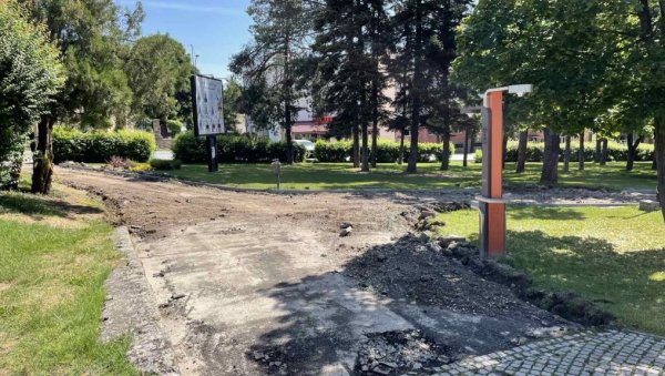 НОВЕ ПЕШАЧКЕ СТАЗЕ: У Горњем Милановцу завршени радови на реконструкцији градског парка НОВЕ ПЕШАЧКЕ СТАЗЕ: У Горњем Милановцу завршени радови на реконструкцији градског парка