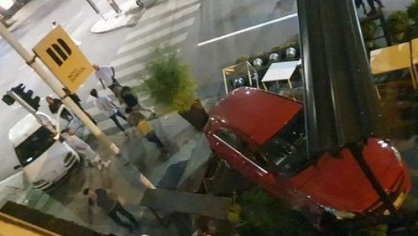 АУТОМОБИЛОМ УЛЕТЕО У КАФИЋ НА ДОРЋОЛУ: Хаос у центру града после поноћи, повређене три особе (ФОТО) АУТОМОБИЛОМ УЛЕТЕО У КАФИЋ НА ДОРЋОЛУ: Хаос у центру града после поноћи, повређене три особе (ФОТО)