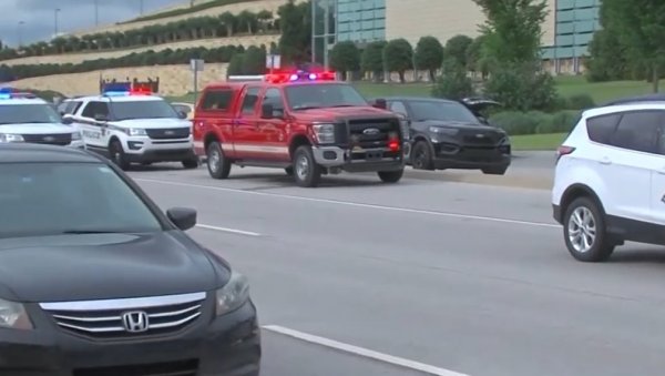 ЈОШ ЈЕДНА МАСОВНА ПУЦЊАВА У АМЕРИЦИ: Пушком и пиштољем запуцао у болничкој згради, више мртвих (ВИДЕО) ЈОШ ЈЕДНА МАСОВНА ПУЦЊАВА У АМЕРИЦИ: Пушком и пиштољем запуцао у болничкој згради, више мртвих (ВИДЕО)