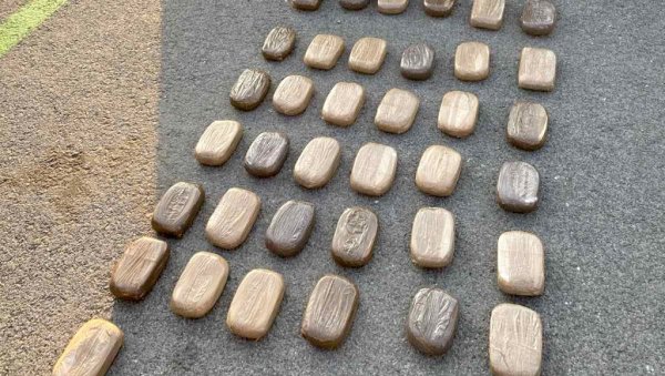 37 ПАКЕТА ХЕРОИНА У ГЕПЕКУ: Мушкарац из Новог Пазара ухапшен на наплатној рампи у Београду, возио 20 килограма дроге (ФОТО) 37 ПАКЕТА ХЕРОИНА У ГЕПЕКУ: Мушкарац из Новог Пазара ухапшен на наплатној рампи у Београду, возио 20 килограма дроге (ФОТО)
