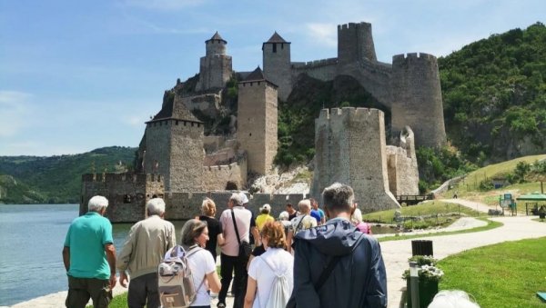 ПЕНЗИОНЕРИ ПОСЕТИЛИ ГОЛУБАЧКУ ТВРЂАВУ: Најстарији грађани са Старог града на излету о трошку општине ПЕНЗИОНЕРИ ПОСЕТИЛИ ГОЛУБАЧКУ ТВРЂАВУ: Најстарији грађани са Старог града на излету о трошку општине