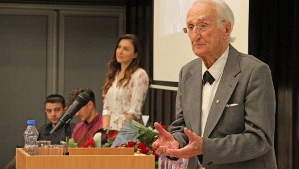ТРЕНИРАО КИЋУ, А САД ПИШЕ КЊИГЕ: Проф. др Александар Керковић, кошаркашки тренер, прославио 100. рођендан, али му не мањка енергије ТРЕНИРАО КИЋУ, А САД ПИШЕ КЊИГЕ: Проф. др Александар Керковић, кошаркашки тренер, прославио 100. рођендан, али му не мањка енергије