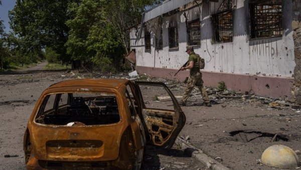РУСИ СМАЊИЛИ БРОЈ ЖРТАВА: Не види се крај рату у Украјини, где се сада преговори и не помињу, а оружје грми све смртоносније РУСИ СМАЊИЛИ БРОЈ ЖРТАВА: Не види се крај рату у Украјини, где се сада преговори и не помињу, а оружје грми све смртоносније