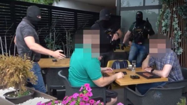 МИРНО СЕДЕО У КАФИЋУ КАДА СУ УПАЛИ СПЕЦИЈАЛЦИ: Погледајте акцију хапшења у Београду (ВИДЕО) МИРНО СЕДЕО У КАФИЋУ КАДА СУ УПАЛИ СПЕЦИЈАЛЦИ: Погледајте акцију хапшења у Београду (ВИДЕО)