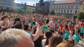 ПРЕЛЕПЕ СЛИКЕ ИЗ ЗРЕЊАНИНА: Неколико стотина малишана заплесало на градском тргу (ФОТО) ПРЕЛЕПЕ СЛИКЕ ИЗ ЗРЕЊАНИНА: Неколико стотина малишана заплесало на градском тргу (ФОТО)