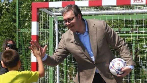 ВУЧИЋ ИГРАО ФУДБАЛ СА МАЛИШАНИМА ИЗ УКРАЈИНЕ: Желим да вам се што пре врати осмех на лица и мир у домове (ФОТО) ВУЧИЋ ИГРАО ФУДБАЛ СА МАЛИШАНИМА ИЗ УКРАЈИНЕ: Желим да вам се што пре врати осмех на лица и мир у домове (ФОТО)
