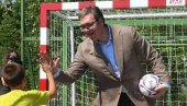 VUČIĆ IGRAO FUDBAL SA MALIŠANIMA IZ UKRAJINE: Želim da vam se što pre vrati osmeh na lica i mir u domove (FOTO)