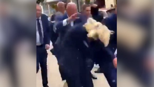 МАРИН ЛЕ ПЕН НАПАДНУТА НА УЛИЦИ: Ухватила се за лице, одмах је опколило обезбеђење (ВИДЕО) МАРИН ЛЕ ПЕН НАПАДНУТА НА УЛИЦИ: Ухватила се за лице, одмах је опколило обезбеђење (ВИДЕО)