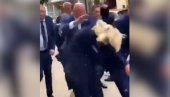 МАРИН ЛЕ ПЕН НАПАДНУТА НА УЛИЦИ: Ухватила се за лице, одмах је опколило обезбеђење (ВИДЕО) МАРИН ЛЕ ПЕН НАПАДНУТА НА УЛИЦИ: Ухватила се за лице, одмах је опколило обезбеђење (ВИДЕО)