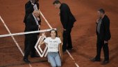 DEMONSTRANTKINJA ULETELA NA TEREN NA ROLAN GAROSU: Vezala se za mrežu i prekinula polufinale (FOTO/VIDEO)