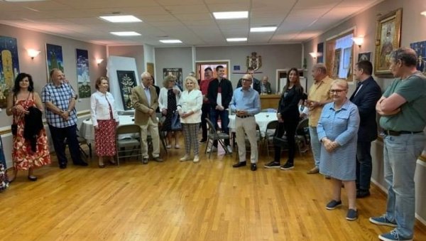 МОЈА СРБИЈА ОДУШЕВИЛА ЧИКАГО: Изложба сликара наивца Зорана Анђелковића Кеца, из Мрзенице код Сталаћа, у САД постигла велики успех МОЈА СРБИЈА ОДУШЕВИЛА ЧИКАГО: Изложба сликара наивца Зорана Анђелковића Кеца, из Мрзенице код Сталаћа, у САД постигла велики успех