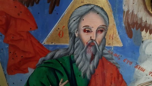 ЦРВЕНОМ БОЈОМ ПО ОЧИМА СВЕТИТЕЉА: Снимци узети са сигурносних камера воде до починиоца који су оскрнавили иконостас и 20 икона (ФОТО) ЦРВЕНОМ БОЈОМ ПО ОЧИМА СВЕТИТЕЉА: Снимци узети са сигурносних камера воде до починиоца који су оскрнавили иконостас и 20 икона (ФОТО)