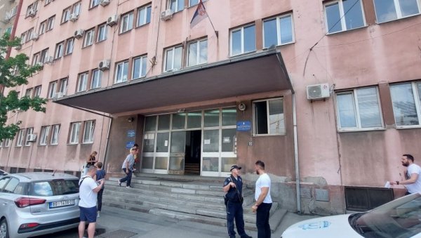 НОВИ ПАСОШИ ВЕЋ ПОПУНИЛИ ОНЛАЈН ТЕРМИНЕ: Још нема гужви на шалтерима у београдским полицијским станицама НОВИ ПАСОШИ ВЕЋ ПОПУНИЛИ ОНЛАЈН ТЕРМИНЕ: Још нема гужви на шалтерима у београдским полицијским станицама