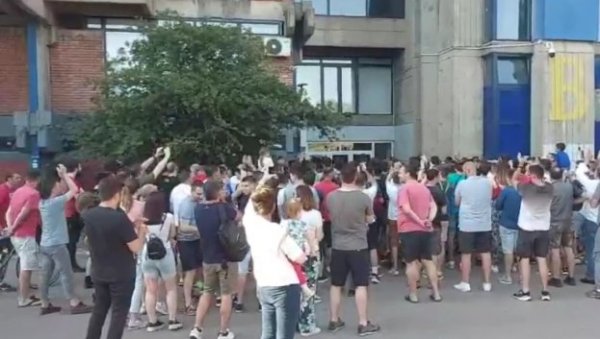 ПИОНИР ЋЕ ГОРЕТИ: Навијачи Звезде пружили подршку играчима пред одлучујући меч (ВИДЕО) ПИОНИР ЋЕ ГОРЕТИ: Навијачи Звезде пружили подршку играчима пред одлучујући меч (ВИДЕО)