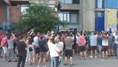 PIONIR ĆE GORETI: Navijači Zvezde pružili podršku igračima pred odlučujući meč (VIDEO) PIONIR ĆE GORETI: Navijači Zvezde pružili podršku igračima pred odlučujući meč (VIDEO)