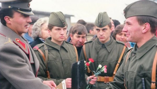 СУСРЕТ ДРУГОВА ДО ГРОБА: Окупљање бивших припадника ЈНА у напуштеној касарни идеја потпуковника Дабића СУСРЕТ ДРУГОВА ДО ГРОБА: Окупљање бивших припадника ЈНА у напуштеној касарни идеја потпуковника Дабића