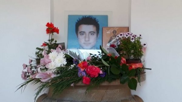 ОБЕСНИ АЛБАНЦИ УБИЛИ СНОВЕ МЛАДОГ СРБИНА: Брутално смакнуће Димитрија Поповића (17) из Грачанице, пре две деценије, опомена за све ОБЕСНИ АЛБАНЦИ УБИЛИ СНОВЕ МЛАДОГ СРБИНА: Брутално смакнуће Димитрија Поповића (17) из Грачанице, пре две деценије, опомена за све