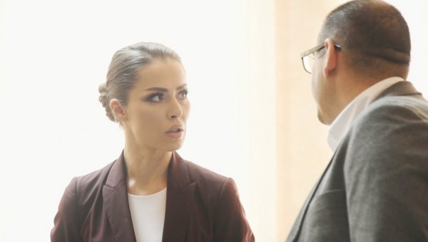 ДИЈАНИ ХРКАЛОВИЋ УКИНУТ КУЋНИ ПРИТВОР: Бившој државној секретарки ће бити одузет пасош - не сме да напушта Београд ДИЈАНИ ХРКАЛОВИЋ УКИНУТ КУЋНИ ПРИТВОР: Бившој државној секретарки ће бити одузет пасош - не сме да напушта Београд