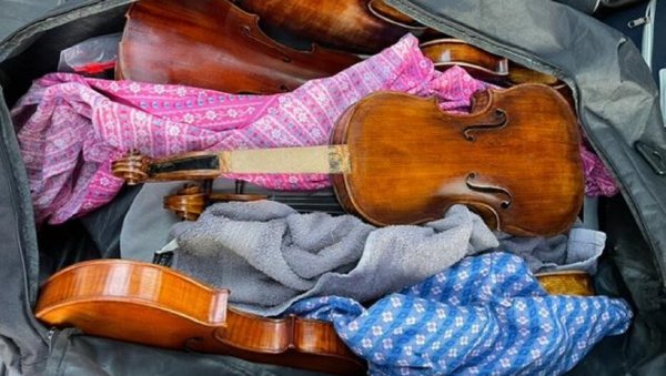 НЕСВАКИДАШЊИ ПОКУШАЈ КРИЈУМЧАРЕЊА: Цариници осујетили покушај нелегалног изношења мајсторских виолина НЕСВАКИДАШЊИ ПОКУШАЈ КРИЈУМЧАРЕЊА: Цариници осујетили покушај нелегалног изношења мајсторских виолина
