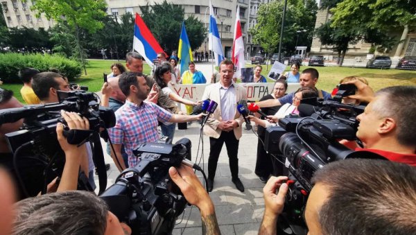ПРОПАЛИ НАТО ПРОТЕСТИ ПРОТИВ ВУЧИЋА И ЛАВРОВА: Шака јада окупљена испред Председништва (ФОТО) ПРОПАЛИ НАТО ПРОТЕСТИ ПРОТИВ ВУЧИЋА И ЛАВРОВА: Шака јада окупљена испред Председништва (ФОТО)