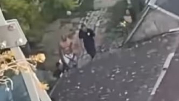 УЗНЕМИРУЈУЋЕ: Језиво насиље шокирало Новосађане (ВИДЕО) УЗНЕМИРУЈУЋЕ: Језиво насиље шокирало Новосађане (ВИДЕО)