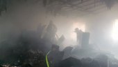 VELIKI POŽAR U ZEMUNU: Gori magacin od 500 kvadrata, gust dim izlazi kroz krov (FOTO) VELIKI POŽAR U ZEMUNU: Gori magacin od 500 kvadrata, gust dim izlazi kroz krov (FOTO)