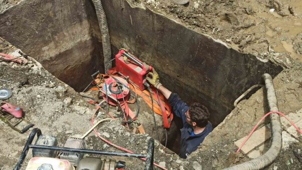 ВОДА ЈОШ УВЕК ТЕХНИЧКА, ДОК ЗЗЈЗ НЕ КАЖЕ ДРУГАЧИЈЕ: Настављено испирање магистралног цевовода у Крушевцу ВОДА ЈОШ УВЕК ТЕХНИЧКА, ДОК ЗЗЈЗ НЕ КАЖЕ ДРУГАЧИЈЕ: Настављено испирање магистралног цевовода у Крушевцу