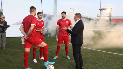 „ORLOVI“ JEDNOGLASNI PRED KATAR: Jedno srce, ista želja, za pobedu, za zemlju koju volimo! (FOTO/VIDEO) „ORLOVI“ JEDNOGLASNI PRED KATAR: Jedno srce, ista želja, za pobedu, za zemlju koju volimo! (FOTO/VIDEO)