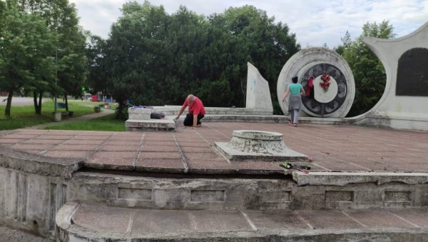 ХУЛИГАНИ СА МЕТЛАМА: Очистили споменик страдалима у НОБ, прети им казна од 50.000 динара! (ФОТО) ХУЛИГАНИ СА МЕТЛАМА: Очистили споменик страдалима у НОБ, прети им казна од 50.000 динара! (ФОТО)