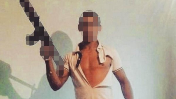 ДАВИО ЈЕ И ШАМАРАО, ОД СИЛИНЕ УДАРАЦА ПАЛА ЈЕ НА БЕТОН: Ово је мушкарац осумњичен за насиље - Тукао жену која држи дете у наручју ДАВИО ЈЕ И ШАМАРАО, ОД СИЛИНЕ УДАРАЦА ПАЛА ЈЕ НА БЕТОН: Ово је мушкарац осумњичен за насиље - Тукао жену која држи дете у наручју