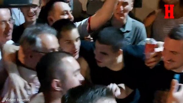 НАВИЈАЧИ ЗВЕЗДЕ СЛАВИЛИ СА ЧОВИЋЕМ: Црвено-бели одушевљени после освајања АБА лиге (ВИДЕО) НАВИЈАЧИ ЗВЕЗДЕ СЛАВИЛИ СА ЧОВИЋЕМ: Црвено-бели одушевљени после освајања АБА лиге (ВИДЕО)