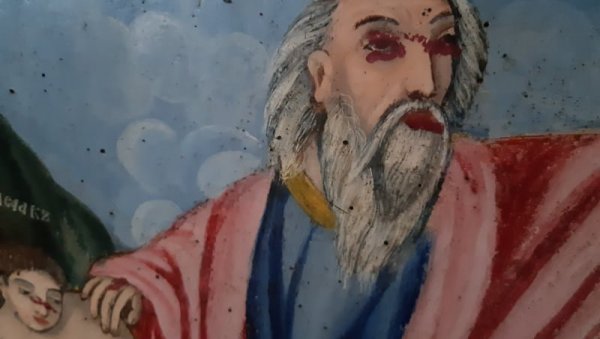 СКРНАВЉЕЊЕ ИКОНА И ИКОНОСТАСА У ЦРКВИ У ВРАЊУ: Полиција трага за вандалима, стручњаци процењују штету (ФОТО) СКРНАВЉЕЊЕ ИКОНА И ИКОНОСТАСА У ЦРКВИ У ВРАЊУ: Полиција трага за вандалима, стручњаци процењују штету (ФОТО)