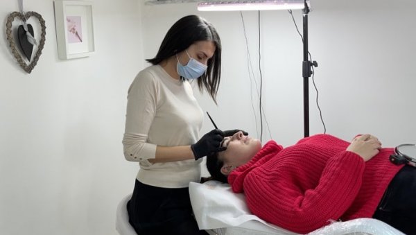 ТРЕТМАНЕ ПЛАЋАЈУ ОСМЕСИМА: Врањанка бесплатно трајно исцртава обрве оболелима од карцинома ТРЕТМАНЕ ПЛАЋАЈУ ОСМЕСИМА: Врањанка бесплатно трајно исцртава обрве оболелима од карцинома