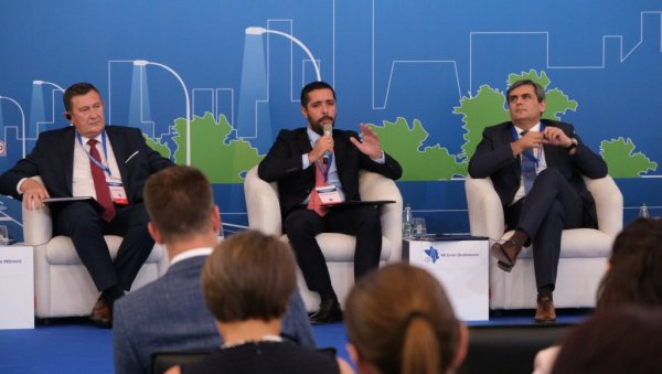 МОМИРОВИЋ У ТИРАНИ: Да бисмо економски напредовали, морамо да укинемо границе у региону МОМИРОВИЋ У ТИРАНИ: Да бисмо економски напредовали, морамо да укинемо границе у региону