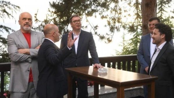 УЗ ПРЕДИВАН ПОГЛЕД НА ОХРИДСКО ЈЕЗЕРО: Председник Вучић разговарао са Рамом, Ковачевским, Абазовићем и Тегелтијом о ситуацији у региону УЗ ПРЕДИВАН ПОГЛЕД НА ОХРИДСКО ЈЕЗЕРО: Председник Вучић разговарао са Рамом, Ковачевским, Абазовићем и Тегелтијом о ситуацији у региону