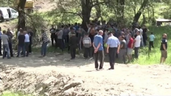 ЗБОГ ПРАВДЕ СРБЕ ЗОВУ НА САСЛУШАЊЕ: Успротивили се нелегалној градњи Албанаца, па морају у полицију ЗБОГ ПРАВДЕ СРБЕ ЗОВУ НА САСЛУШАЊЕ: Успротивили се нелегалној градњи Албанаца, па морају у полицију