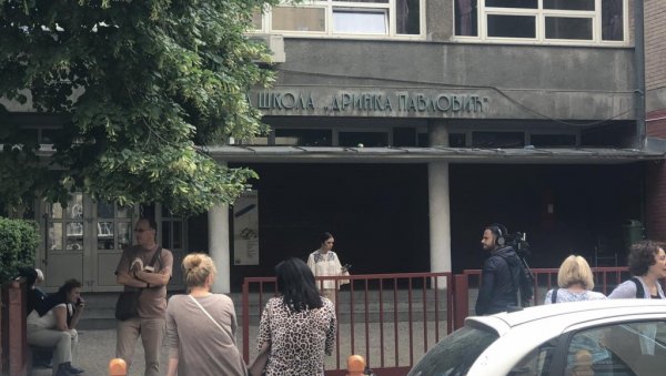 ДОЈАВЕ О БОМБАМА НА ВИШЕ ЛОКАЦИЈА У БЕОГРАДУ: На удару 148 основних и 66 средњих школа и један вртић (ФОТО) ДОЈАВЕ О БОМБАМА НА ВИШЕ ЛОКАЦИЈА У БЕОГРАДУ: На удару 148 основних и 66 средњих школа и један вртић (ФОТО)