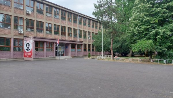 ОГЛАСИЛО СЕ МИНИСТАРСТВО ПРОСВЕТЕ: Дојаве о бомбама стигле у више од 200 школа у Београду ОГЛАСИЛО СЕ МИНИСТАРСТВО ПРОСВЕТЕ: Дојаве о бомбама стигле у више од 200 школа у Београду
