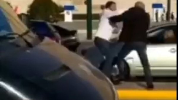 ПОМЕШАО РУСКУ И СРПСКУ ЗАСТАВУ: Украјинац се залетео на српског свата па добио нокаут (ВИДЕО) ПОМЕШАО РУСКУ И СРПСКУ ЗАСТАВУ: Украјинац се залетео на српског свата па добио нокаут (ВИДЕО)