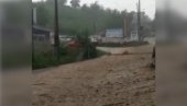 ЈАКО НЕВРЕМЕ ПОГОДИЛО ЈУГ СРБИЈЕ: Улицом тече река, делови Ниша без струје (ВИДЕО) ЈАКО НЕВРЕМЕ ПОГОДИЛО ЈУГ СРБИЈЕ: Улицом тече река, делови Ниша без струје (ВИДЕО)