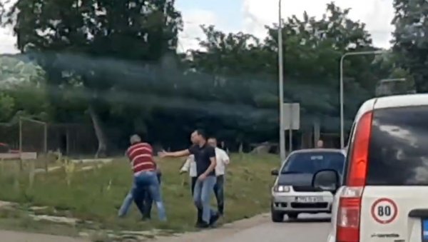 СЕВАЛЕ ПЕСНИЦЕ, ЗАУСТАВИЛИ САОБРАЋАЈ: Туча у Бањалуци, возачи раздвајали завађене (ВИДЕО) СЕВАЛЕ ПЕСНИЦЕ, ЗАУСТАВИЛИ САОБРАЋАЈ: Туча у Бањалуци, возачи раздвајали завађене (ВИДЕО)