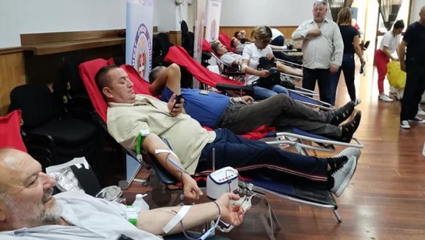 ПРИКУПЉЕНО ВИШЕ ОД 300 ДОЗА КРВИ: Током дводневне меморијалне акције добровољног давања драгоцене течности у врањској Медицинској школи ПРИКУПЉЕНО ВИШЕ ОД 300 ДОЗА КРВИ: Током дводневне меморијалне акције добровољног давања драгоцене течности у врањској Медицинској школи