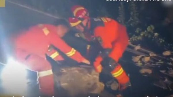 ДВА СНАЖНА ЗЕМЉОТРЕСА ПОГОДИЛА СЕЧУАН: Спасиоци и ватрогасци на лицу места (ВИДЕО) ДВА СНАЖНА ЗЕМЉОТРЕСА ПОГОДИЛА СЕЧУАН: Спасиоци и ватрогасци на лицу места (ВИДЕО)