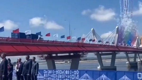 СВЕ ЧВРШЋЕ ПОВЕЗИВАЊЕ МОСКВЕ И ПЕКИНГА: Отворен први друмски мост између Русије и Кине преко реке Амур (ВИДЕО) СВЕ ЧВРШЋЕ ПОВЕЗИВАЊЕ МОСКВЕ И ПЕКИНГА: Отворен први друмски мост између Русије и Кине преко реке Амур (ВИДЕО)