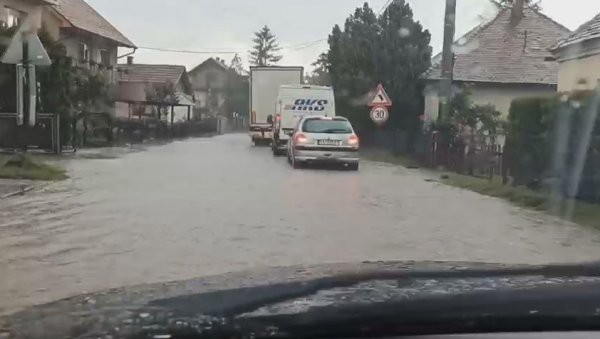 ЛОЗНИЦА ПОД ВОДОМ: Саобраћај у колапсу због провале облака ЛОЗНИЦА ПОД ВОДОМ: Саобраћај у колапсу због провале облака