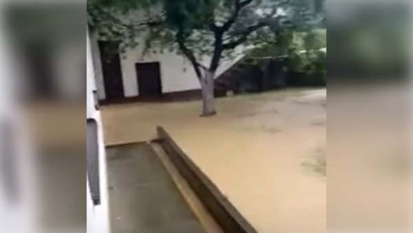 ГРАД ТУКАО 20 МИНУТА, А ОНДА ПРОЛОМ ОБЛАКА: Јако невреме погодило БиХ, уништени путеви (ВИДЕО) ГРАД ТУКАО 20 МИНУТА, А ОНДА ПРОЛОМ ОБЛАКА: Јако невреме погодило БиХ, уништени путеви (ВИДЕО)