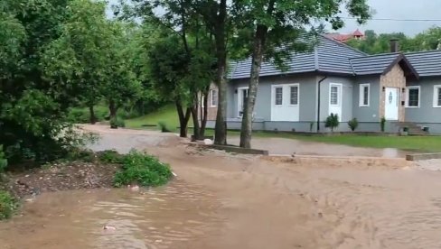 NEVREME U BiH: Jaka kiša na severu izazvala bujice, poplavljene saobraćajnice NEVREME U BiH: Jaka kiša na severu izazvala bujice, poplavljene saobraćajnice